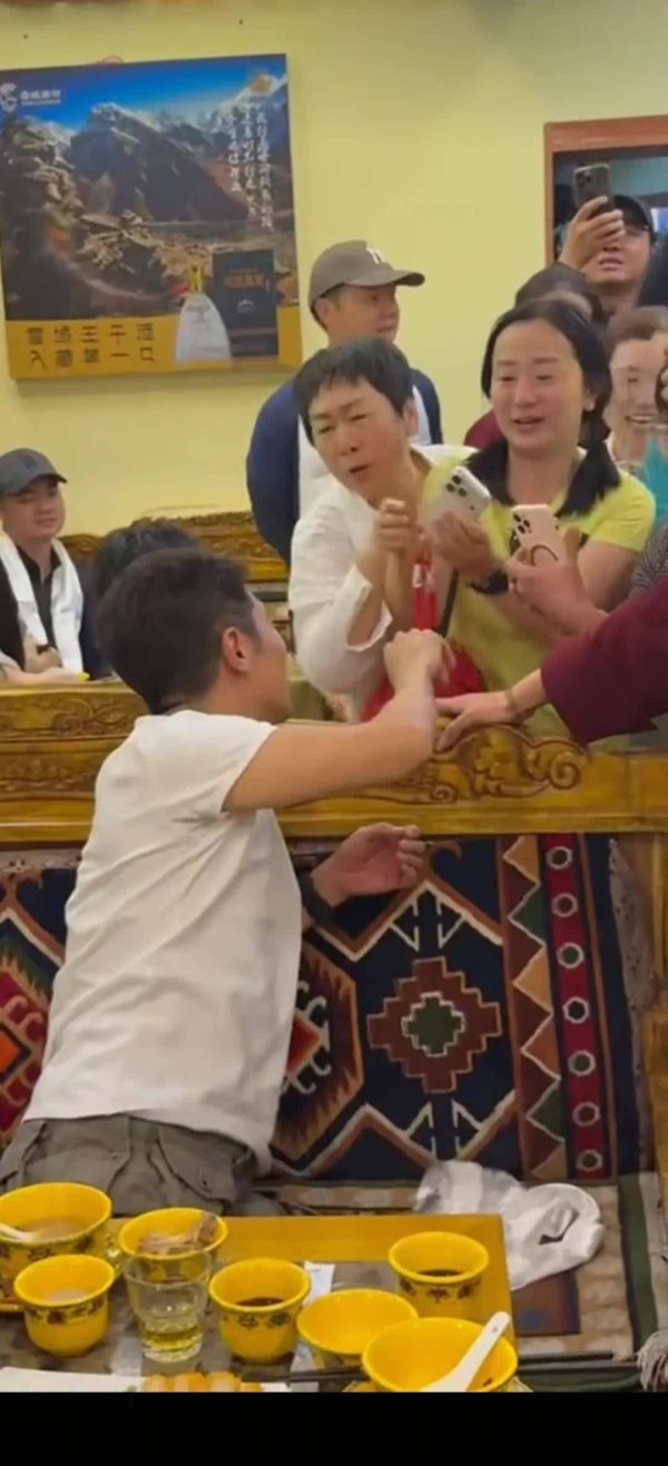 资深配资论坛网 撒贝宁夫妻拉萨度假，李白脏辫被围拍，高白壮过老公